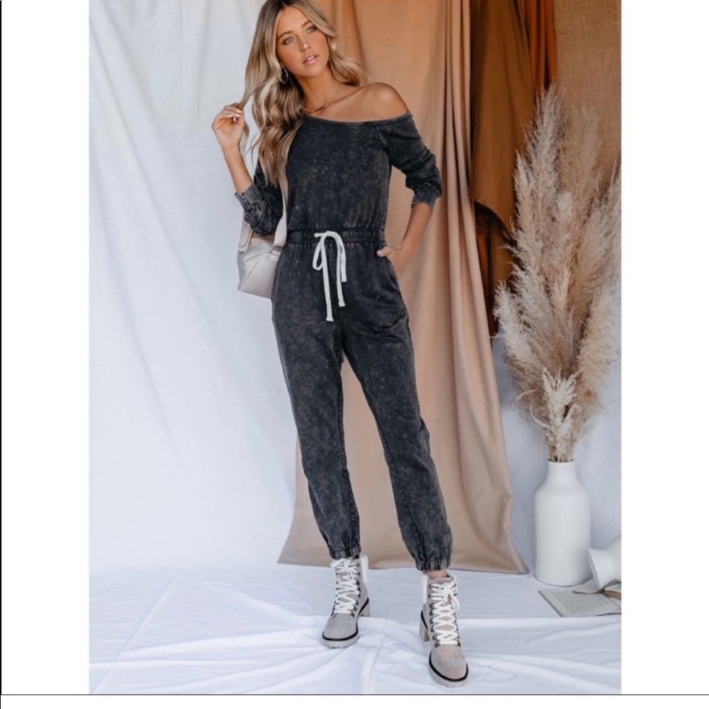 le lis off the shoulder jogger jumper size small! Worn twice! Excellent!